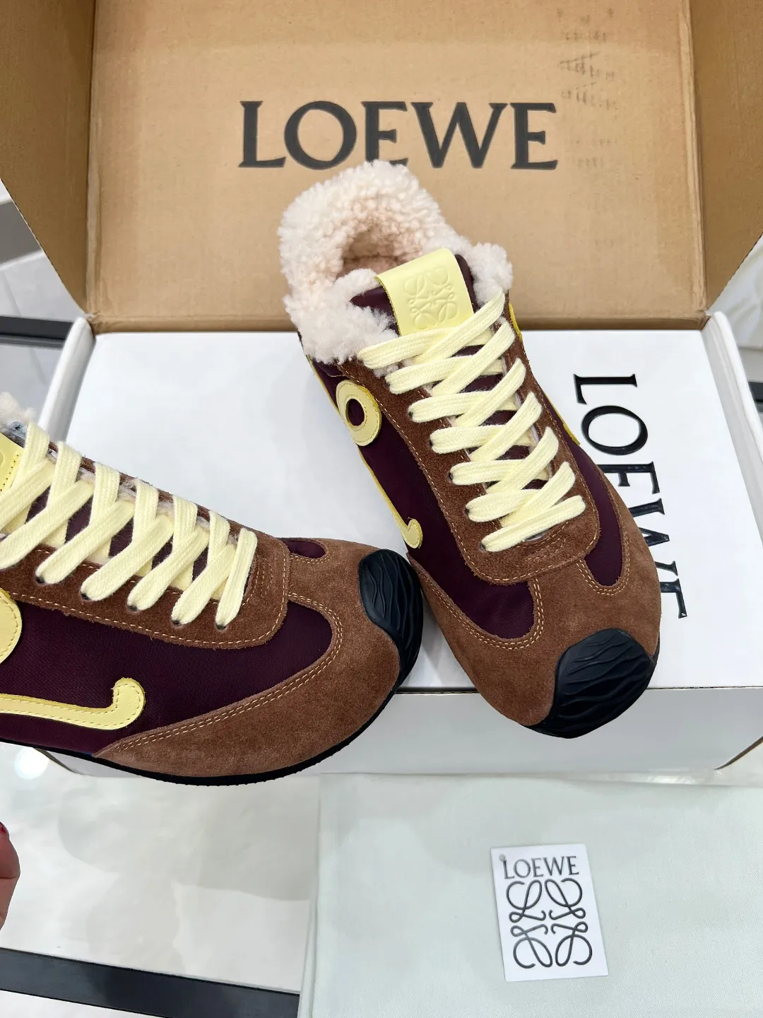 👟👟Ex-factory price 500👟👟 Male +10 2025 autumn and winter Maoli new style, the same style as Wang Yibo! Loewe Ballet Runner 2.0 sports shoes for couples, moral training shoes, new color matching retro series running shoes, standard size: women's size 35-40, men's size 39-45, button ➕20